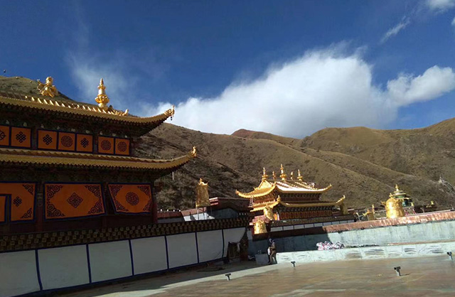 藏区寺庙外装饰贴金