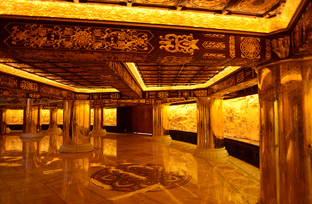 佛塔内装饰彩绘贴金