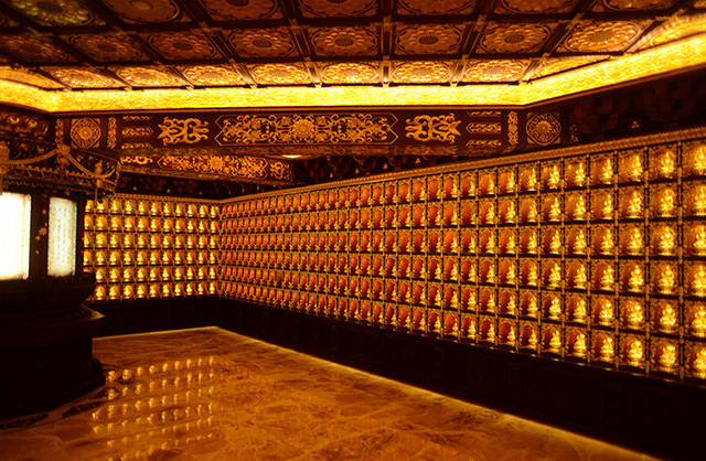 供佛堂小佛像贴金，室内顶沥粉彩绘